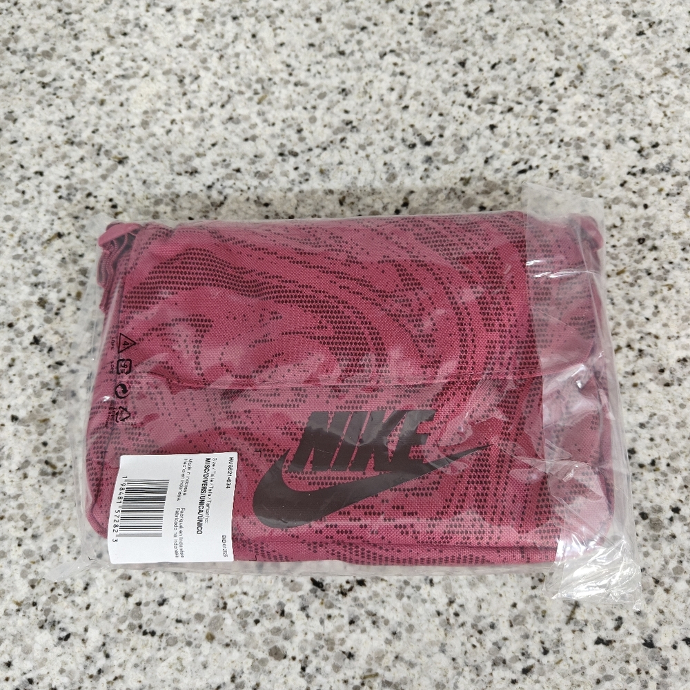 Nike Sportswear Futura 365 Women's Crossbody Bag (3L), Sweet Beet/Burgundy Crush